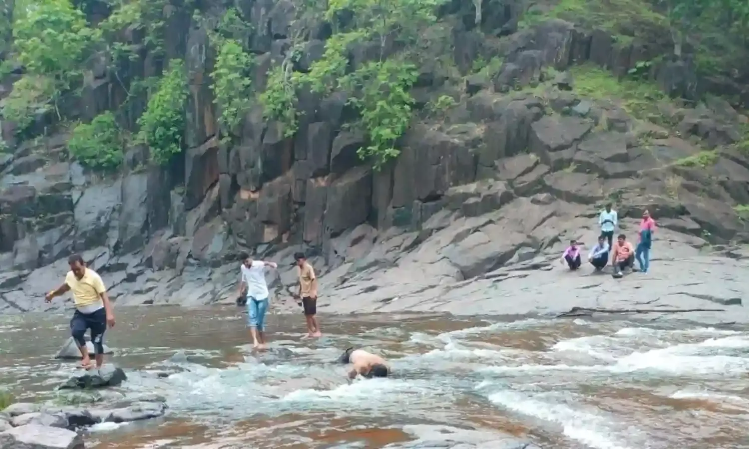 झिंगरिया वाटरफॉल में डूबे युवक का तीसरे दिन मिला शव