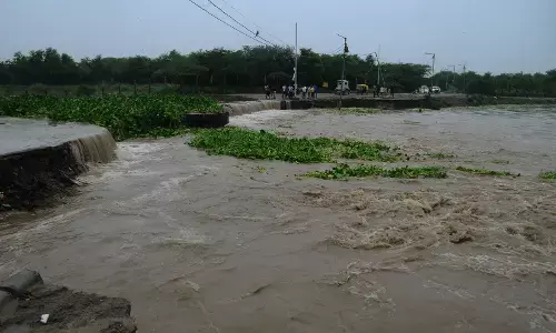 दिल्ली में यमुना खतरे के निशान से दो मीटर ऊपर दिल्ली में यमुना खतरे के निशान से दो मीटर ऊपर