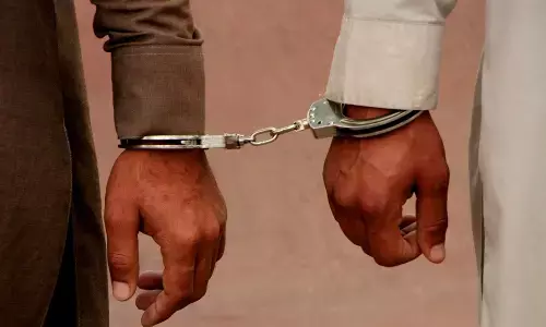 अहमदाबाद में शेयर ब्रोकर के अपहरण मामले में छह गिरफ्तार अहमदाबाद में शेयर ब्रोकर के अपहरण मामले में छह गिरफ्तार