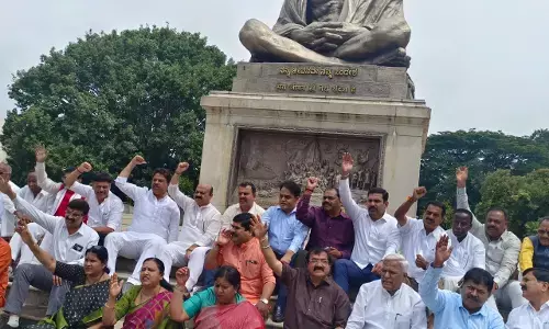 कर्नाटक में कानून व्यवस्था ध्वस्त होने के खिलाफ भाजपा का विरोध प्रदर्शन कर्नाटक में कानून व्यवस्था ध्वस्त होने के खिलाफ भाजपा का विरोध प्रदर्शन