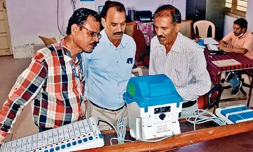 अवेयरनेस कैम्पेन: कलेक्ट्रेट में रखी गई ईवीएम और वीवीपैट मशीन