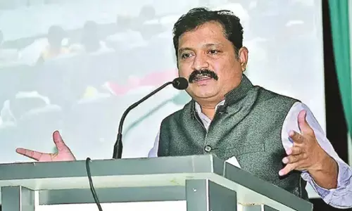 वेदांता-फॉक्सकॉन ने गुजरात में उद्योग लगाने से हाथ पीछे खींचे वेदांता-फॉक्सकॉन ने गुजरात में उद्योग लगाने से हाथ पीछे खींचे