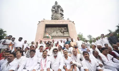 राहुल गांधी के समर्थन में पटना के गांधी मैदान में मौन सत्याग्रह पर बैठे कांग्रसी राहुल गांधी के समर्थन में पटना के गांधी मैदान में मौन सत्याग्रह पर बैठे कांग्रसी