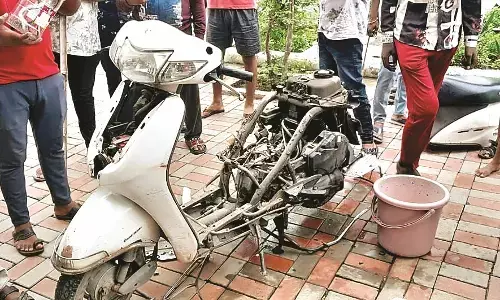 महिला की एक्टिवा में घुसा सांप, सर्पमित्रों ने खोल डाली पूरी गाड़ी महिला की एक्टिवा में घुसा सांप, सर्पमित्रों ने खोल डाली पूरी गाड़ी