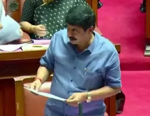कर्नाटक : भाजपा एमएलसी ने सार्वजनिक स्थानों पर पूजा की अनुमति को लेकर विधान परिषद में हंगामा किया कर्नाटक : भाजपा एमएलसी ने सार्वजनिक स्थानों पर पूजा की अनुमति को लेकर विधान परिषद में हंगामा किया