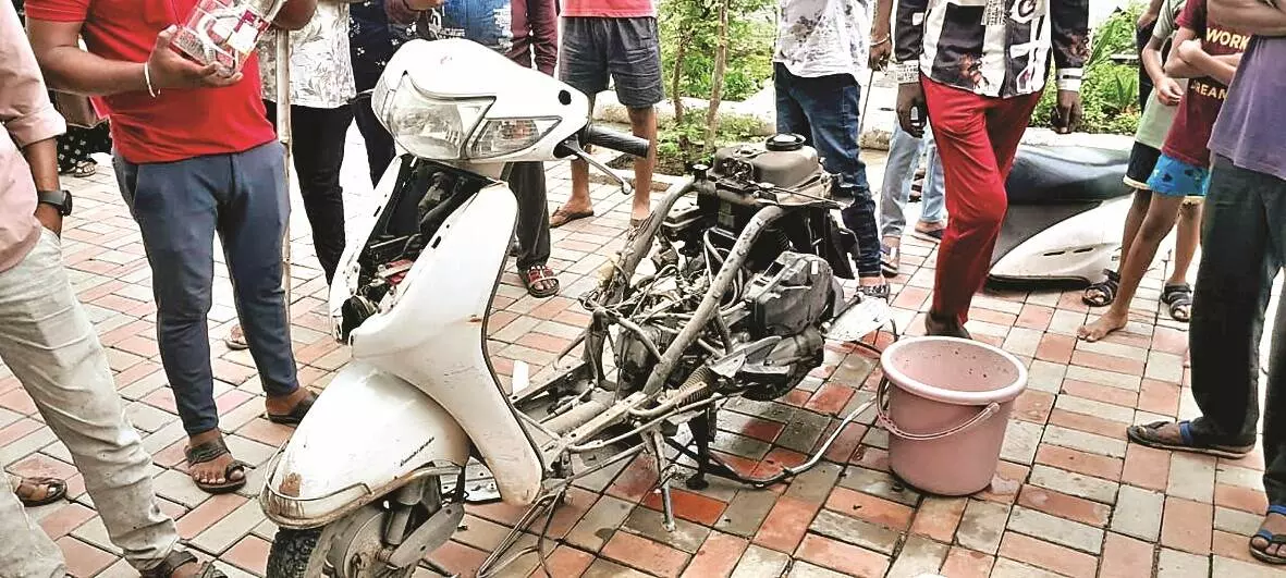 महिला की एक्टिवा में घुसा सांप, सर्पमित्रों ने खोल डाली पूरी गाड़ी महिला की एक्टिवा में घुसा सांप, सर्पमित्रों ने खोल डाली पूरी गाड़ी