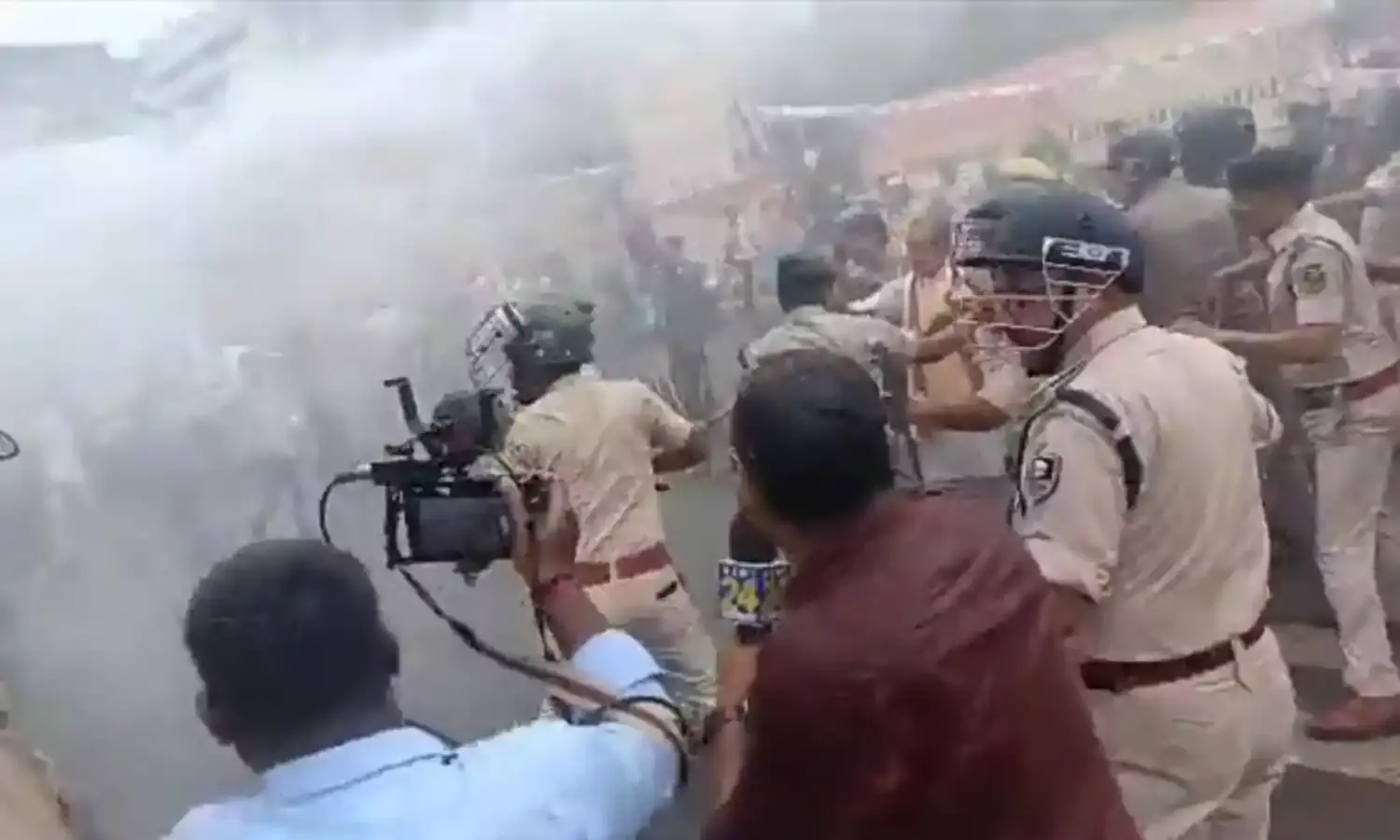 बिहार : भाजपा के विधानसभा मार्च पर पुलिस ने जमकर चलाई लाठियां, 1 की मौत
