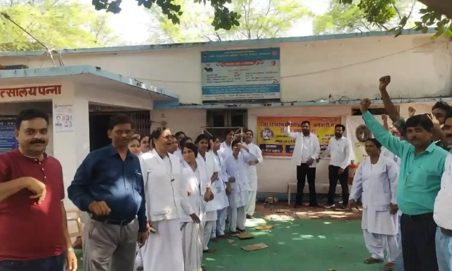 स्वास्थ्य अधिकारी-कर्मचारी संघ के साथ नर्सिंग ऑफिसर एसोसिएशन अनिश्तिकालीन हड़ताल पर