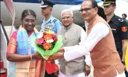 राष्ट्रपति द्रौपदी के ग्वालियर पहुंचने पर राज्यपाल और मुख्यमंत्री ने की अगवानी राष्ट्रपति द्रौपदी के ग्वालियर पहुंचने पर राज्यपाल और मुख्यमंत्री ने की अगवानी