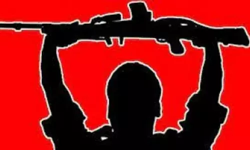 झारखंड में छह लाख के इनामी नक्सली कमांडर खुदी मुंडा ने किया सरेंडर झारखंड में छह लाख के इनामी नक्सली कमांडर खुदी मुंडा ने किया सरेंडर