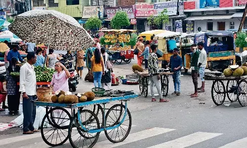 लेफ्ट टर्न पर सब्जी बाजार लग रहा जाम, लोग त्रस्त