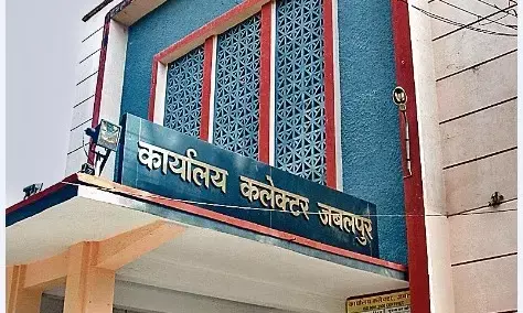 तबादले के बाद भी धौंस दिखा रहे कलेक्ट्रेट के बाबू तबादले के बाद भी धौंस दिखा रहे कलेक्ट्रेट के बाबू