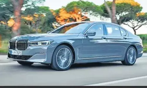 लग्जरी कारों पर जीएसटी लेने के बाद भारी भरकम रोड-टैक्स के बोझ तले दबे उपभोक्ता लग्जरी कारों पर जीएसटी लेने के बाद भारी भरकम रोड-टैक्स के बोझ तले दबे उपभोक्ता