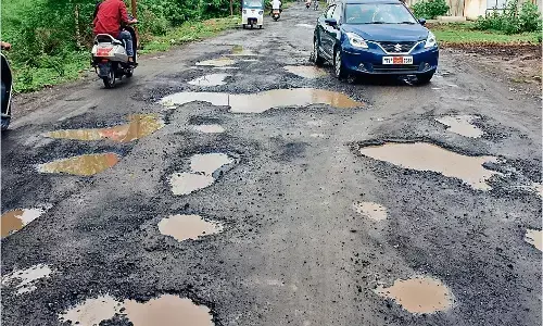 चलने लायक नहीं बची गोराबाजार से भोंगाद्वार तक की रोड, हर तरफ गड्ढे ही गड्ढे, बढ़ा खतरा चलने लायक नहीं बची गोराबाजार से भोंगाद्वार तक की रोड, हर तरफ गड्ढे ही गड्ढे, बढ़ा खतरा