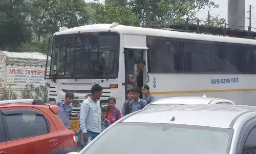 दिल्ली में भारी वाहनों के प्रवेश पर प्रतिबंध, सिंघू बॉर्डर पर अंतरराज्यीय बसें रोकी गईं