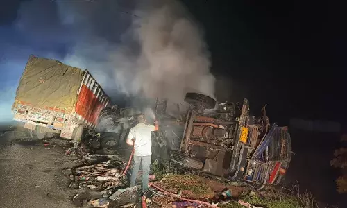 ट्रक से सीधी टक्कर के बाद पलटा कंटेनर ट्रक,जिंदा जल गया ड्राइवर