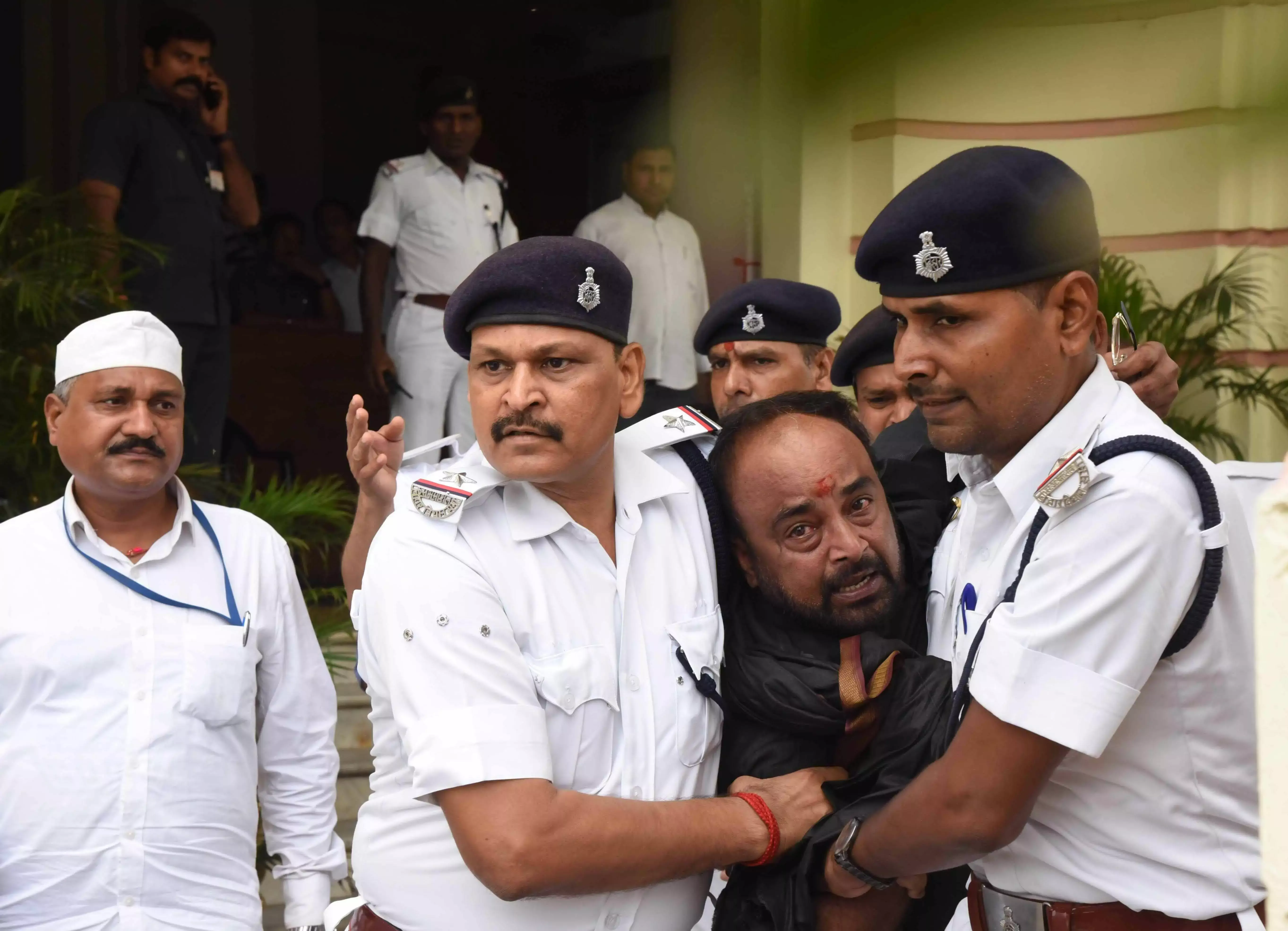 पटना में भाजपा कार्यकर्ताओं पर लाठीचार्ज को लेकर बिहार विधानसभा में जबरदस्त हंगामा