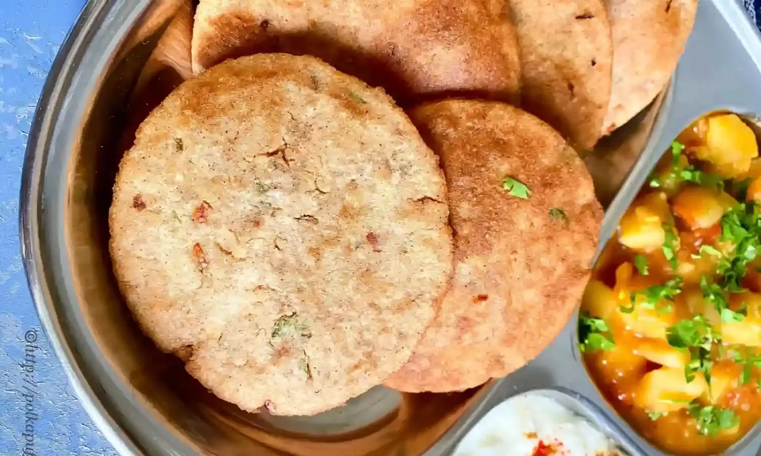 व्रत में कुछ सिंपल खाने का मन है तो ट्राई करें सिंघाड़े के आटे की पूरी, इस आसान रेसिपी से
