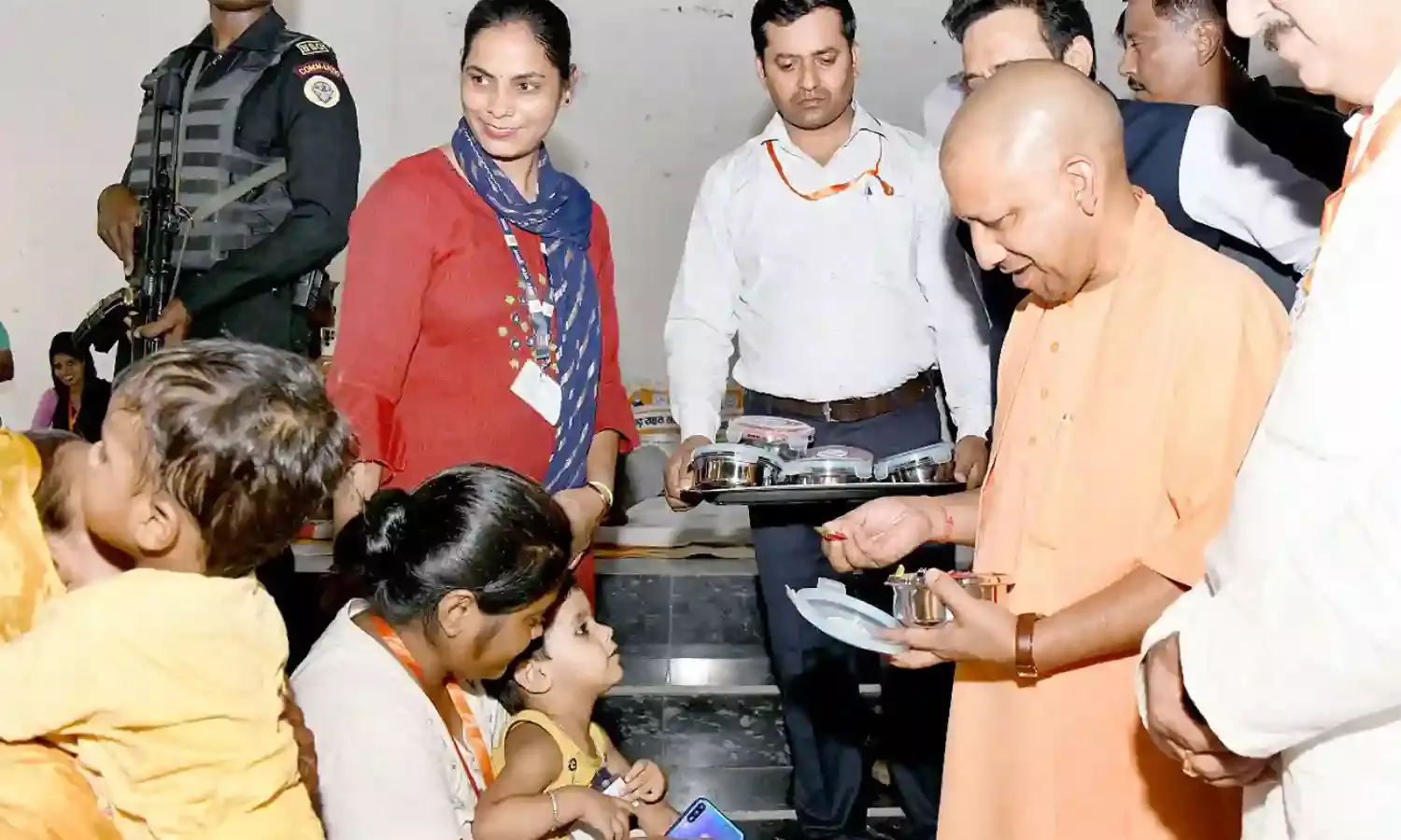 बाढ़ पीड़ितों के बीच ग्राउंड जीरो पर पहुंचे सीएम योगी