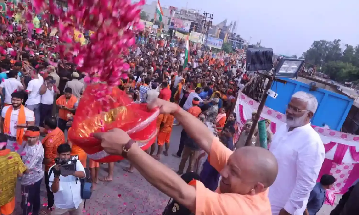 मेरठ-दिल्ली हाइवे पर सीएम योगी ने कांवड़ियों पर की पुष्पवर्षा