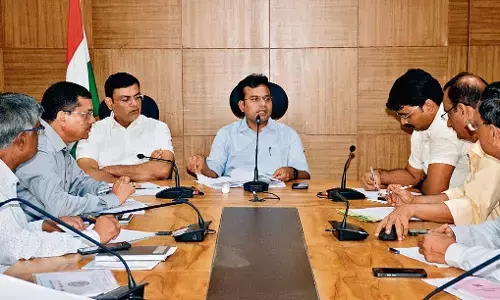 सड़क सुरक्षा समिति की बैठक में कलेक्टर ने कहा- सड़कों पर वाहनों की पार्किंग बंद कराई जाए सड़क सुरक्षा समिति की बैठक में कलेक्टर ने कहा- सड़कों पर वाहनों की पार्किंग बंद कराई जाए