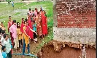 झारखंड : सात साल के बच्चे की जीभ काटी, आंखें निकालीं, तेजाब से नहलाया और गड्ढे में फेंका शव झारखंड : सात साल के बच्चे की जीभ काटी, आंखें निकालीं, तेजाब से नहलाया और गड्ढे में फेंका शव