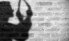 दीवार पर लिखा सुसाइड नोट और लगा ली फांसी दीवार पर लिखा सुसाइड नोट और लगा ली फांसी