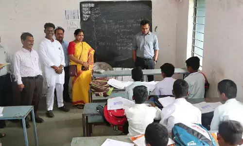 कुंडम के छात्र-छात्राओं के जवाब से इम्प्रेस हुए कलेक्टर