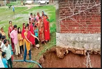 झारखंड : सात साल के बच्चे की जीभ काटी, आंखें निकालीं, तेजाब से नहलाया और गड्ढे में फेंका शव झारखंड : सात साल के बच्चे की जीभ काटी, आंखें निकालीं, तेजाब से नहलाया और गड्ढे में फेंका शव
