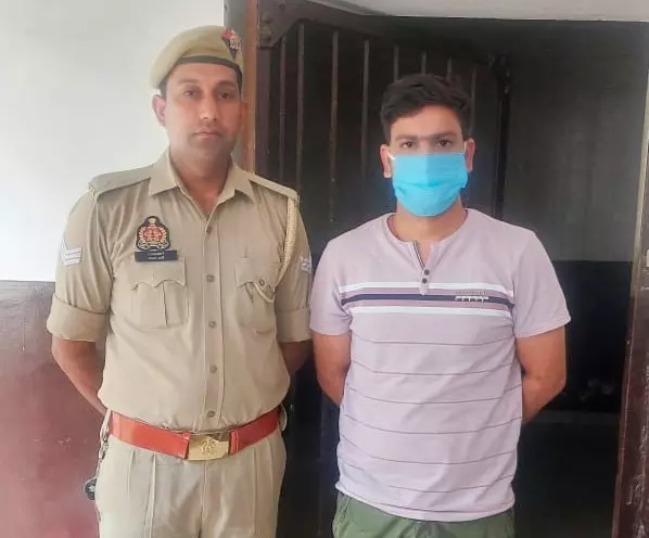 बिजनौर : शादी का झांसा देकर दुष्कर्म के आरोप में पुलिस कांस्टेबल गिरफ्तार बिजनौर : शादी का झांसा देकर दुष्कर्म के आरोप में पुलिस कांस्टेबल गिरफ्तार