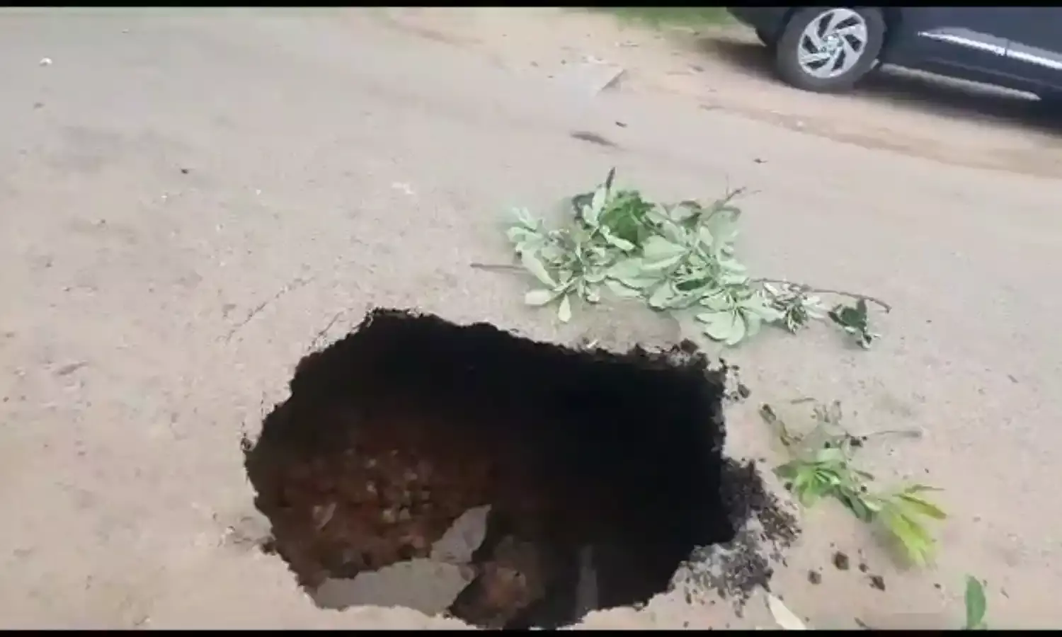 बारिश के चलते ग्रेटर नोएडा के सेक्टर 36 में धंसी सड़क, एक्सीडेंट का खतरा