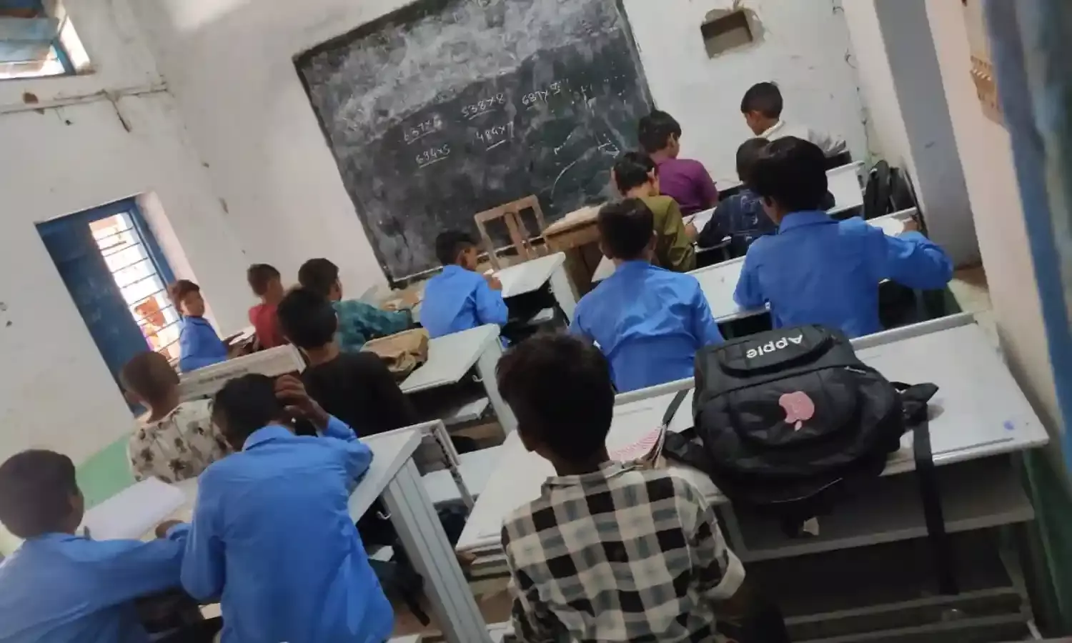शासकीय विद्यालयों से शिक्षक रहते हैं नदारत