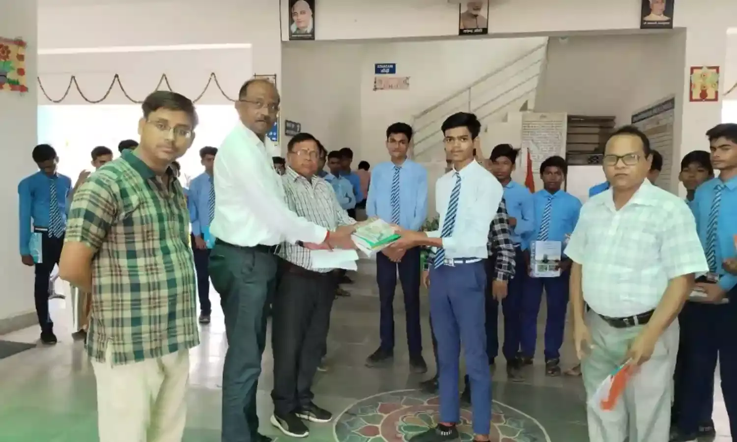 जिला शिक्षा अधिकारी ने सीएम राइज विद्यालय किया निरीक्षण