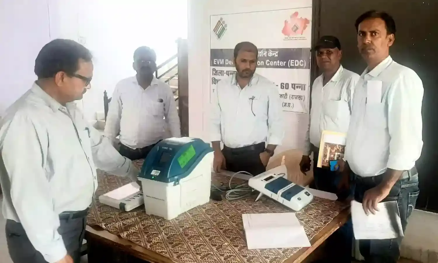 अवरनेस कैप्पैन : कलेक्ट्रेट में रखी गई ईव्हीएम वीवी पेड मशीन
