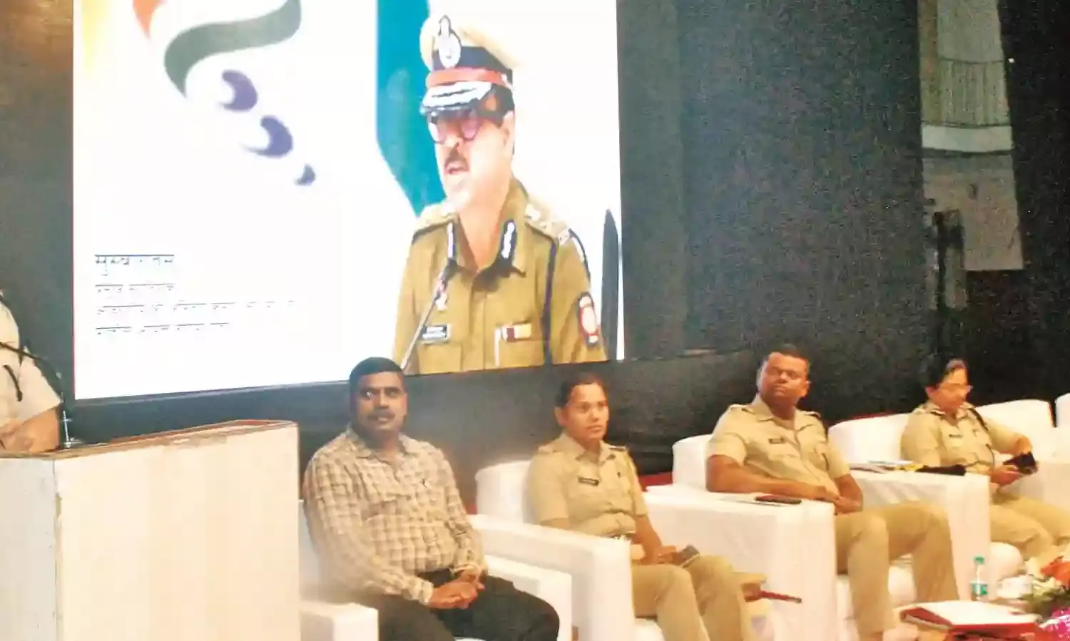 क्षमता से अधिक विद्यार्थी मिले, तो बसों पर एक्शन लें - अमितेश कुमार