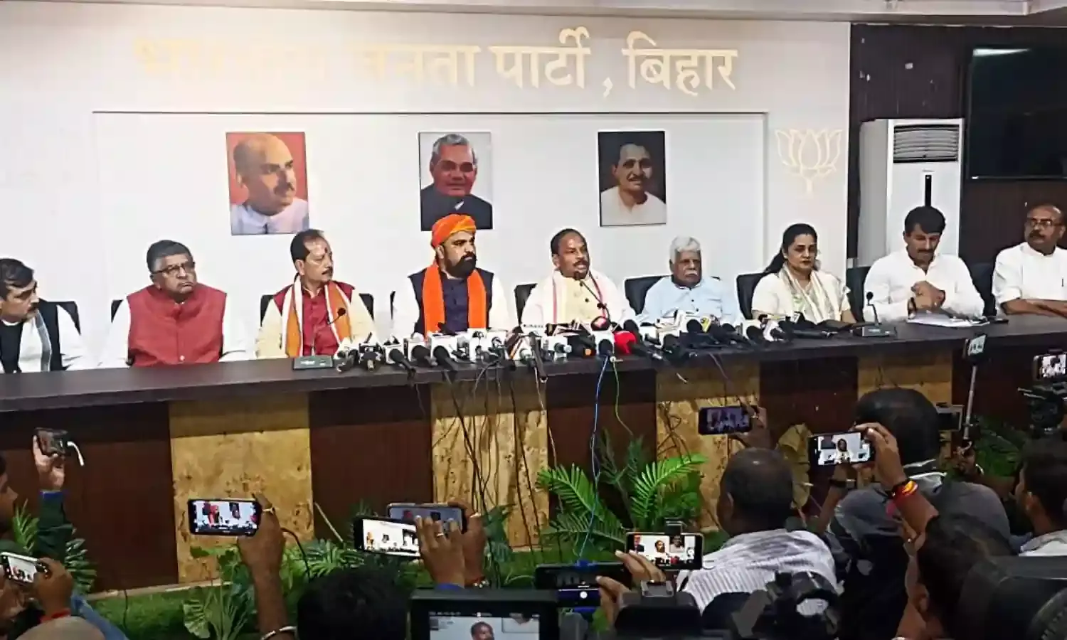 भाजपा समिति ने लाठीचार्ज मामले की जांच की, रघुवर दास ने कहा- भाजपा नेताओं पर लाठीचार्ज सरकार प्रायोजित हिंसा