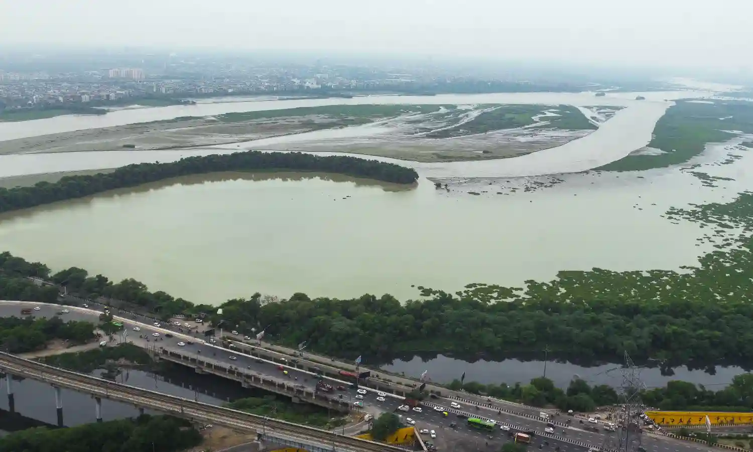 यमुना नदी का जलस्तर घटा, अब खतरे के निशान से मीटर ऊपर