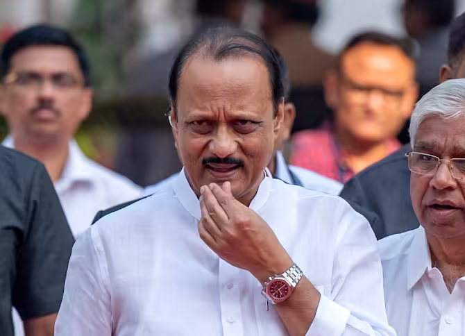 बगावत के बाद पहली बार पवार के घर पहुंचे अजित पवार, पवार की बीमार पत्नी का जाना हालचाल