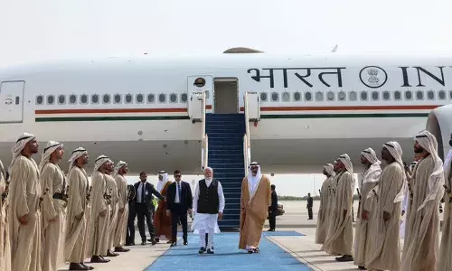 यूएई पहुंचे पीएम मोदी, संबंधों को प्रगाढ़ बनाने के लिए द्विपक्षीय वार्ता को उत्सुक