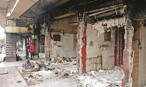 गणेश टेकड़ी उड़ानपुल तोड़ना शुरू, पुल के नीचे तोड़ी गईं दुकानें गणेश टेकड़ी उड़ानपुल तोड़ना शुरू, पुल के नीचे तोड़ी गईं दुकानें