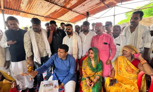 पूर्व मंत्री जीतू पटवारी ने पवई पहुंचकर ली कांग्रेस की बैठक