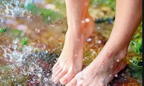 बारिश के मौसम में रखें अपने पैरों को फंगल इंफेक्शन से दूर, इन आसान टिप्स से