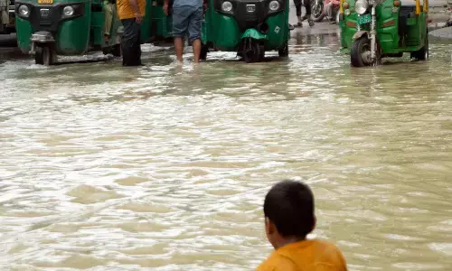 दिल्ली में भारी बारिश, जगह-जगह यातायात सुस्‍त, सड़कें जाम