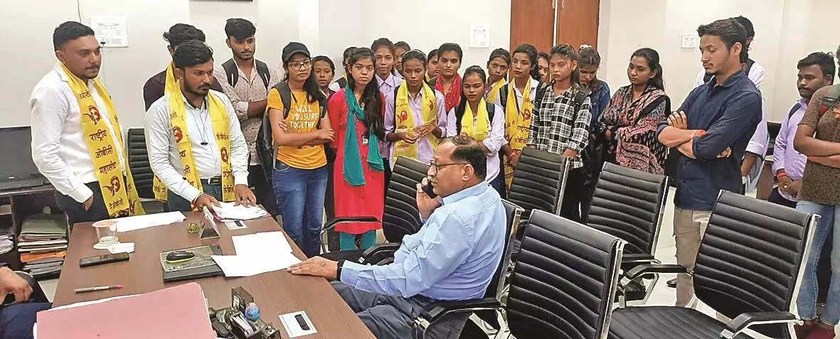 बीए की परीक्षा में थमा दिया पुराने पाठ्यक्रम का प्रश्नपत्र बीए की परीक्षा में थमा दिया पुराने पाठ्यक्रम का प्रश्नपत्र