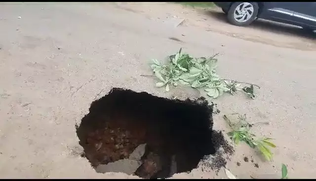 बारिश के चलते ग्रेटर नोएडा के सेक्टर 36 में धंसी सड़क, एक्सीडेंट का खतरा बारिश के चलते ग्रेटर नोएडा के सेक्टर 36 में धंसी सड़क, एक्सीडेंट का खतरा