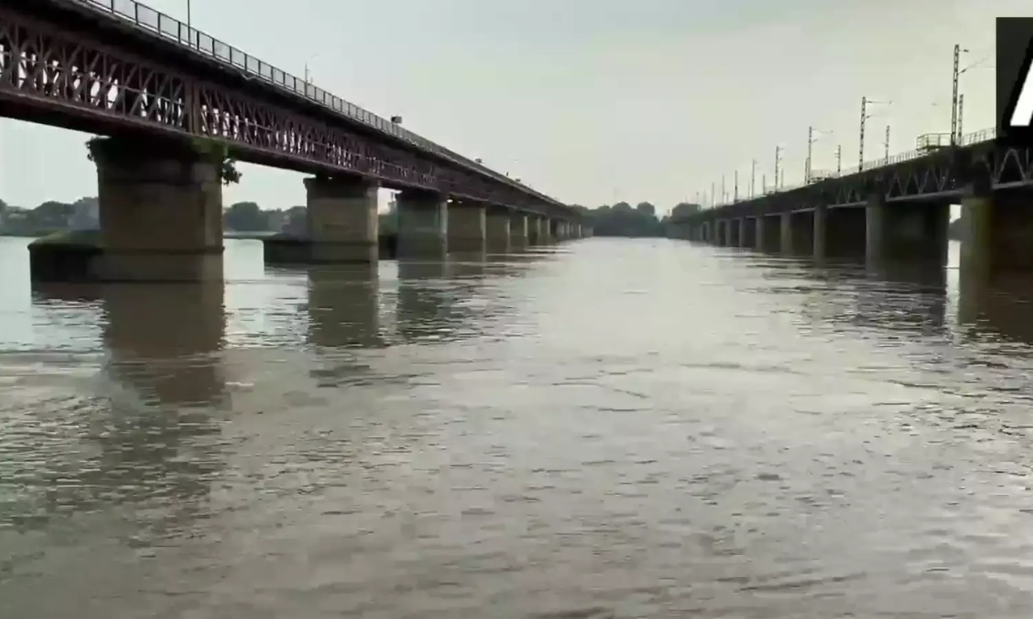 पहाड़ी राज्यों के बाद अब मैदानी इलाकों में मंडराया बाढ़ का खतरा, यूपी में भारी बारिश से उफान पर यमुना-गंगा, एमपी के 31 जिलों में भारी बारिश का अलर्ट
