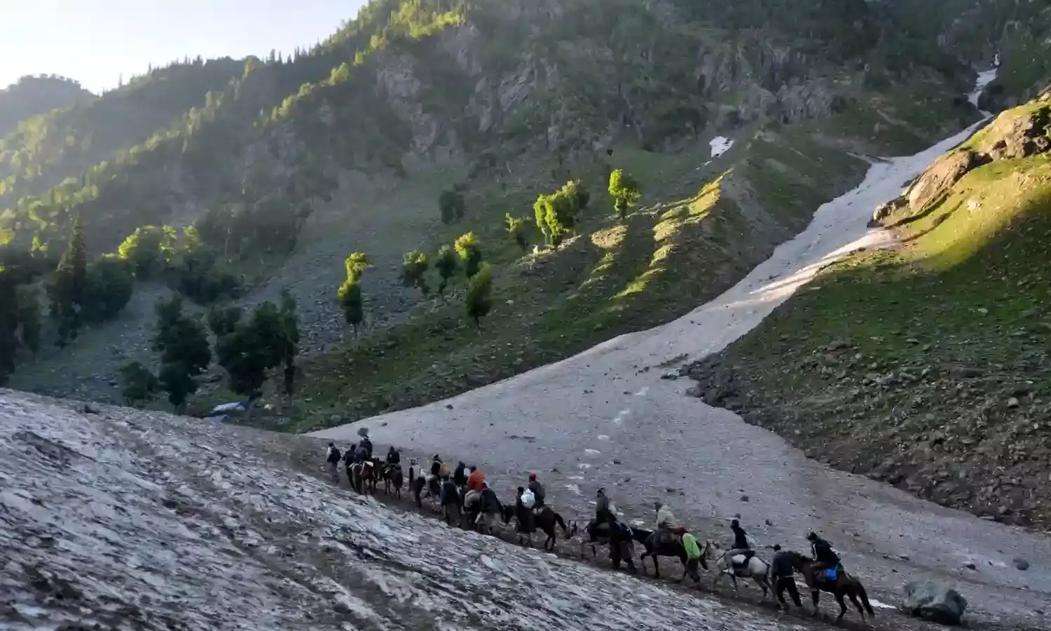 अमरनाथ यात्रा मार्ग पर पहाड़ से पत्थर गिरने से एक महिला की मौत, दो जख्मी