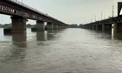 पहाड़ी राज्यों के बाद अब मैदानी इलाकों में मंडराया बाढ़ का खतरा, यूपी में भारी बारिश से उफान पर यमुना-गंगा, एमपी के 31 जिलों में भारी बारिश का अलर्ट पहाड़ी राज्यों के बाद अब मैदानी इलाकों में मंडराया बाढ़ का खतरा, यूपी में भारी बारिश से उफान पर यमुना-गंगा, एमपी के 31 जिलों में भारी बारिश का अलर्ट
