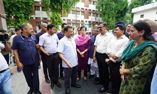 केजरीवाल ने मोरी गेट राहत शिविर का दौरा किया, प्रभावितों को मुआवजा देनेे की कही बात
