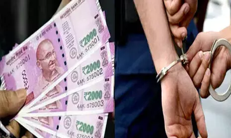 दो लाख रुपए की रिश्वत लेते इंस्पेक्टर और हवलदार गिरफ्तार